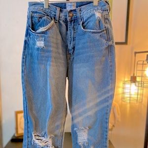 Sz 26 twelve by ontwelfth jeans. Super cute distressed jeans with nice hem fray